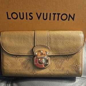 AUTHENTIC Louis Vuitton Mahina Iris Amelia Wallet in Caramel